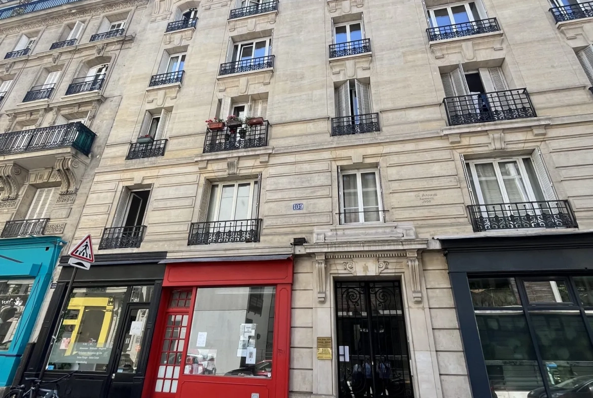 Mur de boutique à vendre dans le quartier Montmartre de Paris 