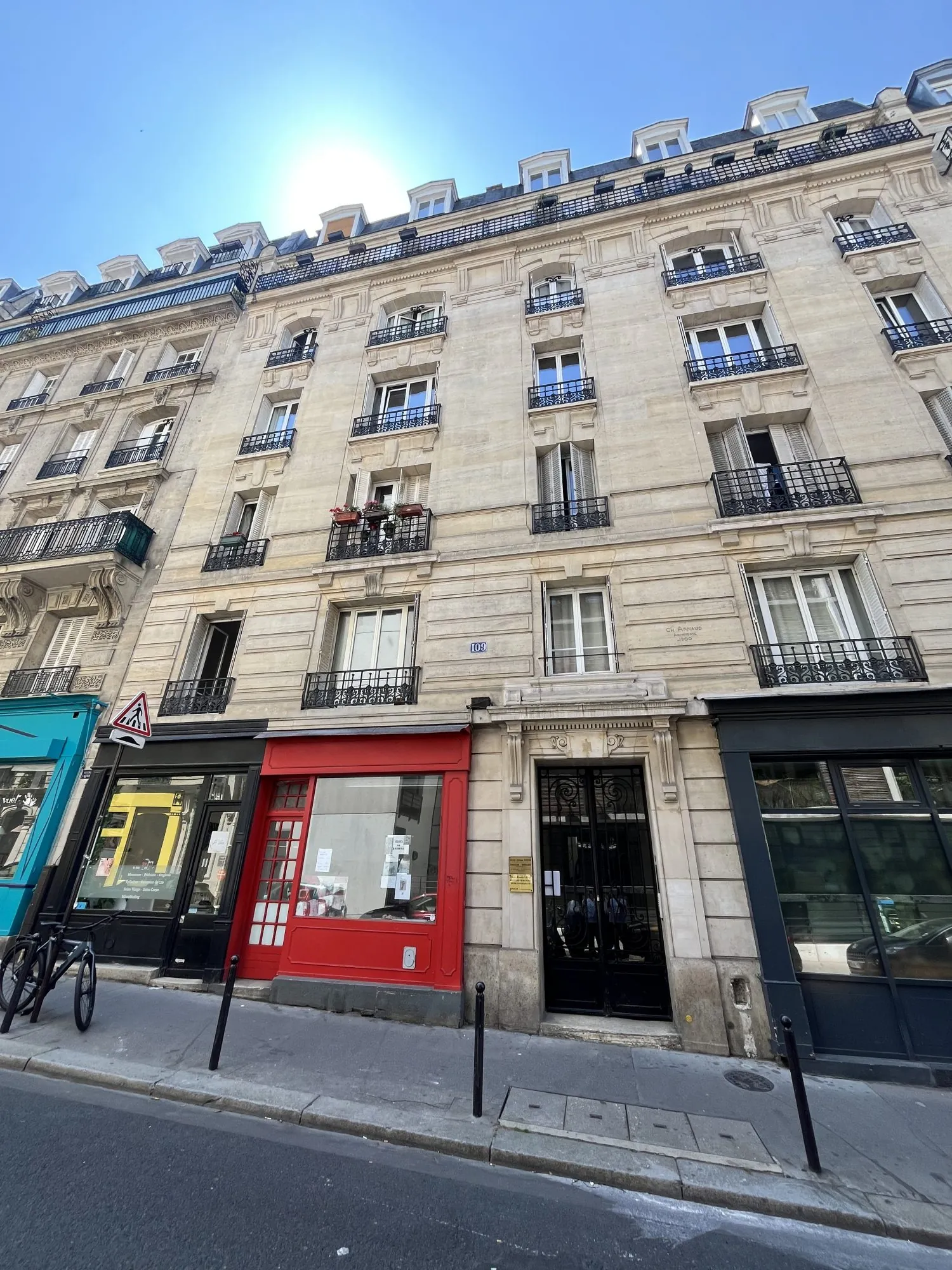 Mur de boutique à vendre dans le quartier Montmartre de Paris 