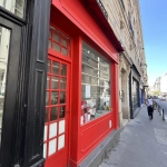 Mur de boutique à vendre dans le quartier Montmartre de Paris