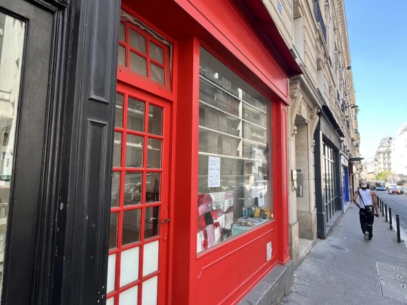 Mur de boutique à vendre dans le quartier Montmartre de Paris