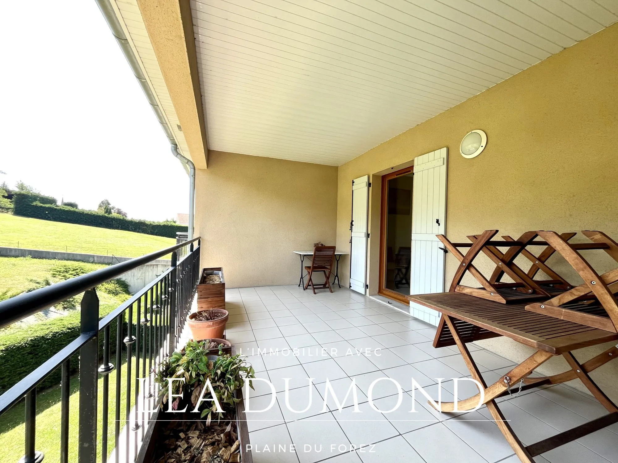 Appartement T3 à vendre à Saint-Romain-le-Puy avec terrasse et garage 