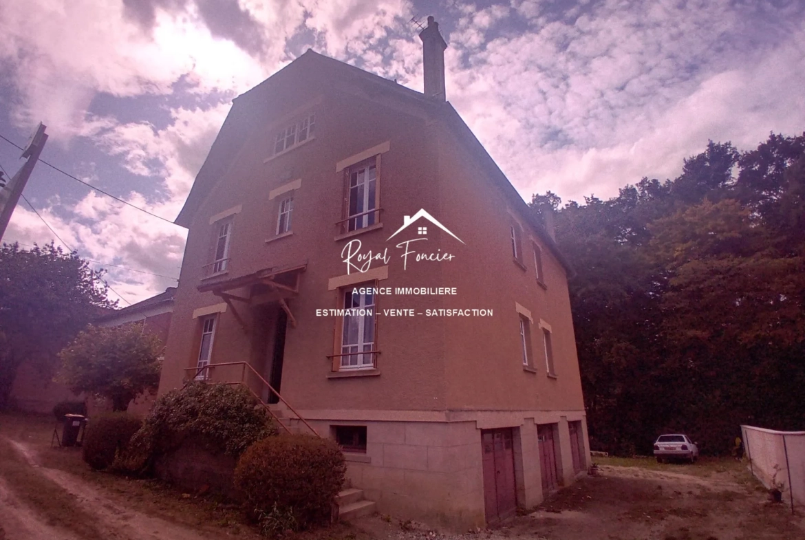 Sur le côté, accès aux garages  Magnifique maison ancienne de 210 m² avec 8 chambres à La Roche-Posay 