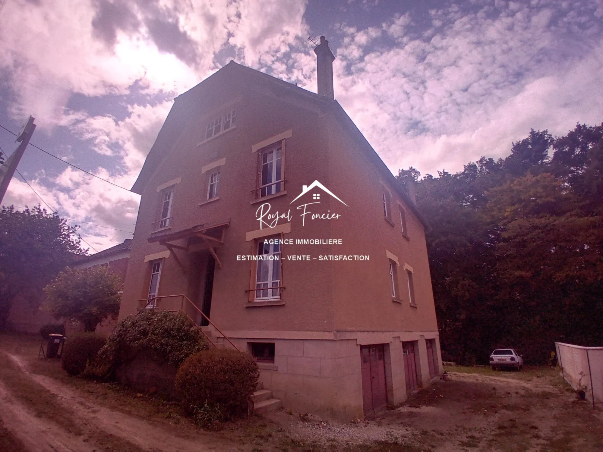 Sur le côté, accès aux garages  Magnifique maison ancienne de 210 m² avec 8 chambres à La Roche-Posay 
