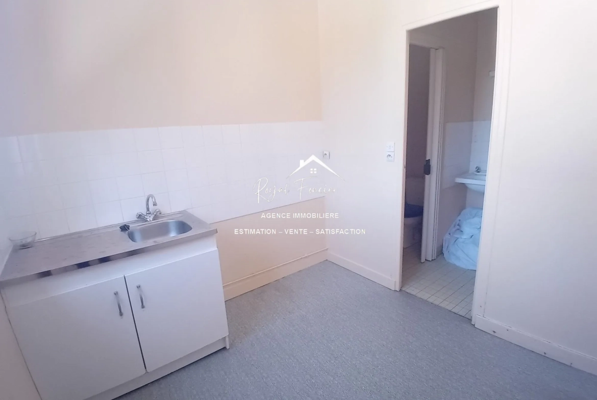 A l'étage : 4 appartements  Magnifique maison ancienne de 210 m² avec 8 chambres à La Roche-Posay 