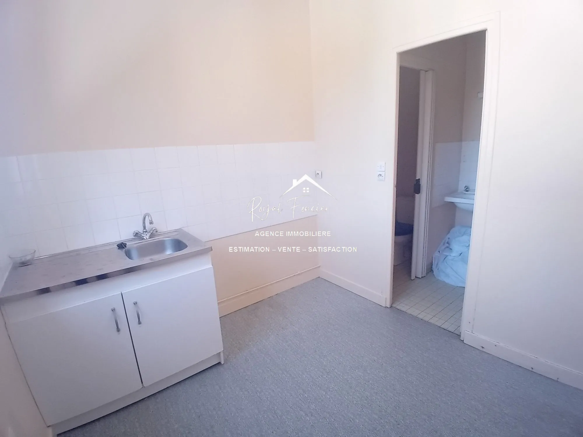 A l'étage : 4 appartements  Magnifique maison ancienne de 210 m² avec 8 chambres à La Roche-Posay 