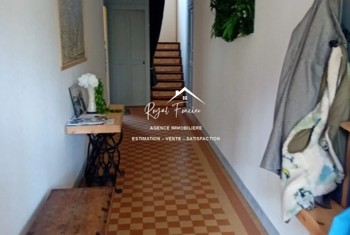 Belle entrée très spacieuse  Magnifique maison ancienne de 210 m² avec 8 chambres à La Roche-Posay 