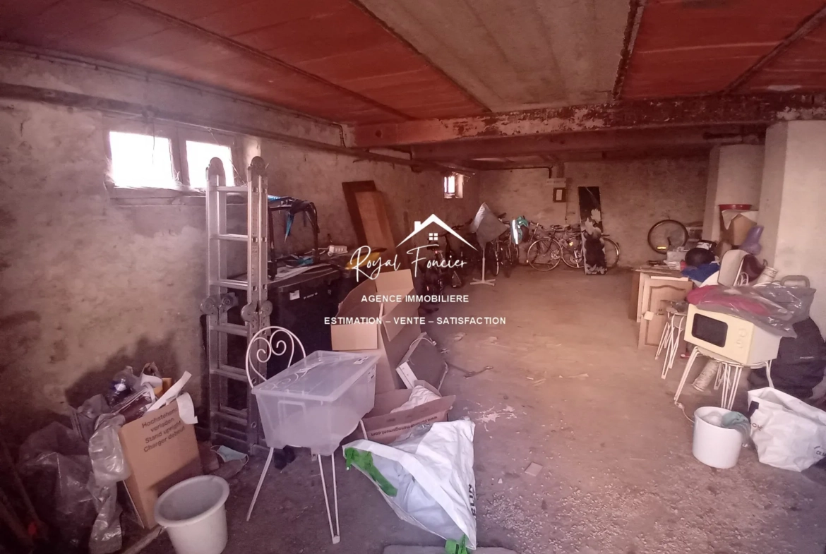 Garage 2  Magnifique maison ancienne de 210 m² avec 8 chambres à La Roche-Posay 