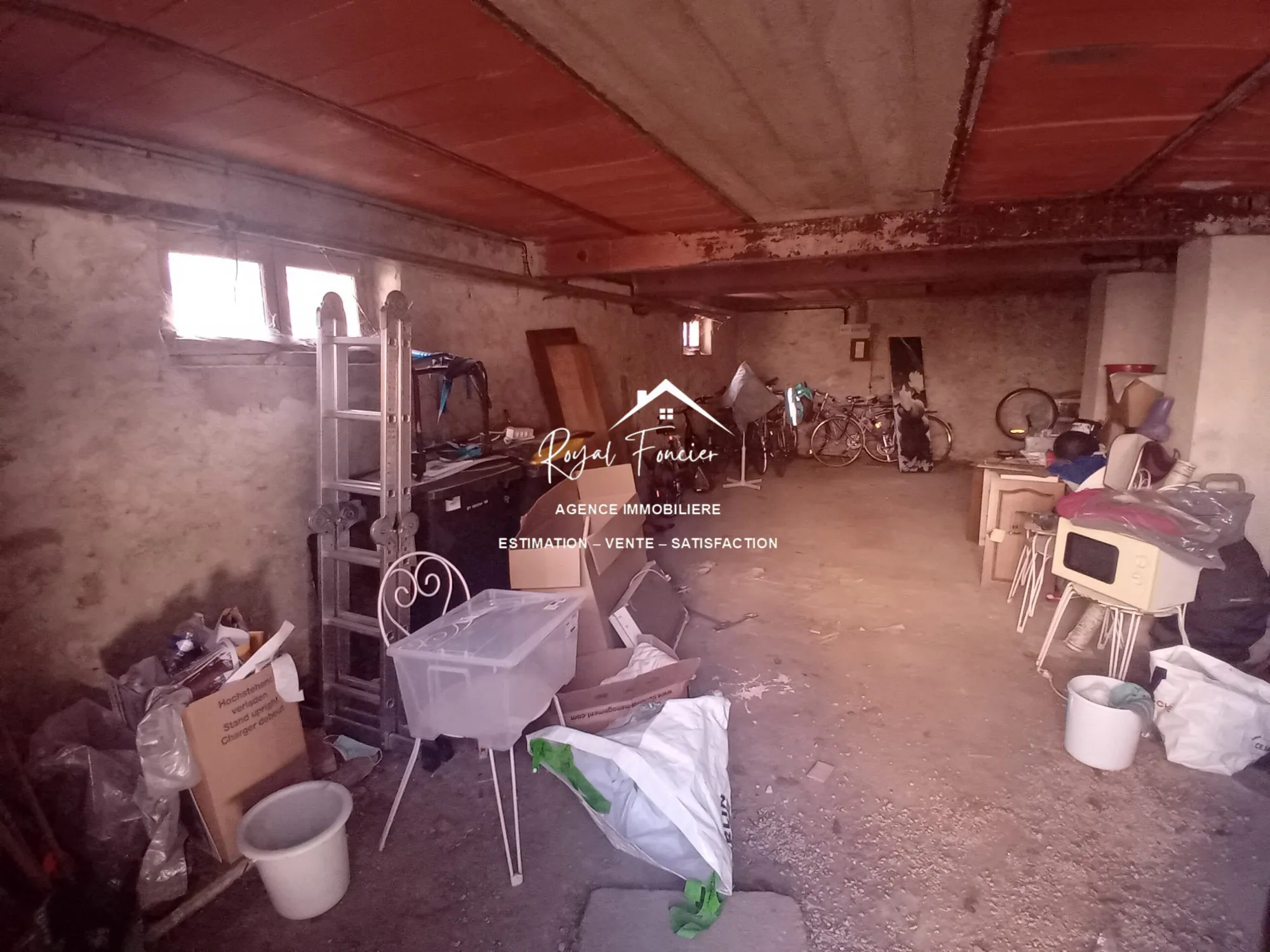 Garage 2  Magnifique maison ancienne de 210 m² avec 8 chambres à La Roche-Posay 
