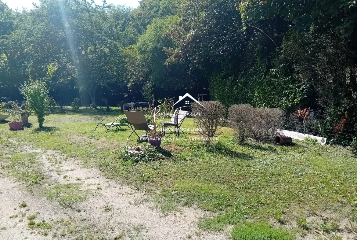 Jardin avec une petite partie boisée  Magnifique maison ancienne de 210 m² avec 8 chambres à La Roche-Posay 