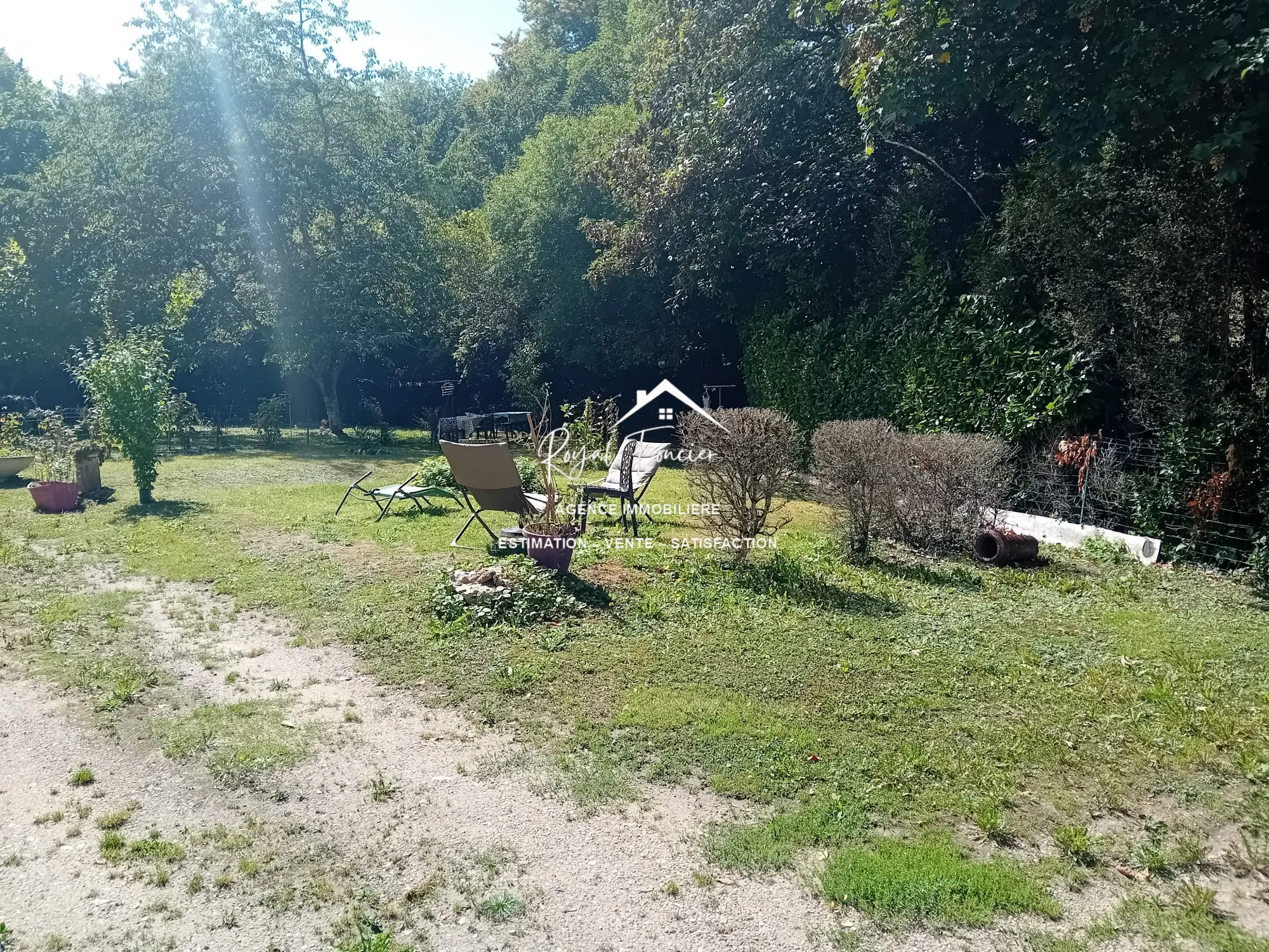 Jardin avec une petite partie boisée  Magnifique maison ancienne de 210 m² avec 8 chambres à La Roche-Posay 