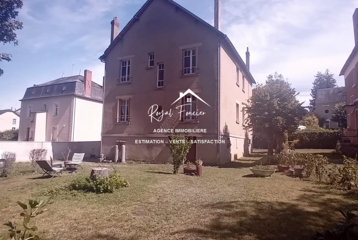 Magnifique maison ancienne de 210 m² avec 8 chambres à La Roche-Posay 