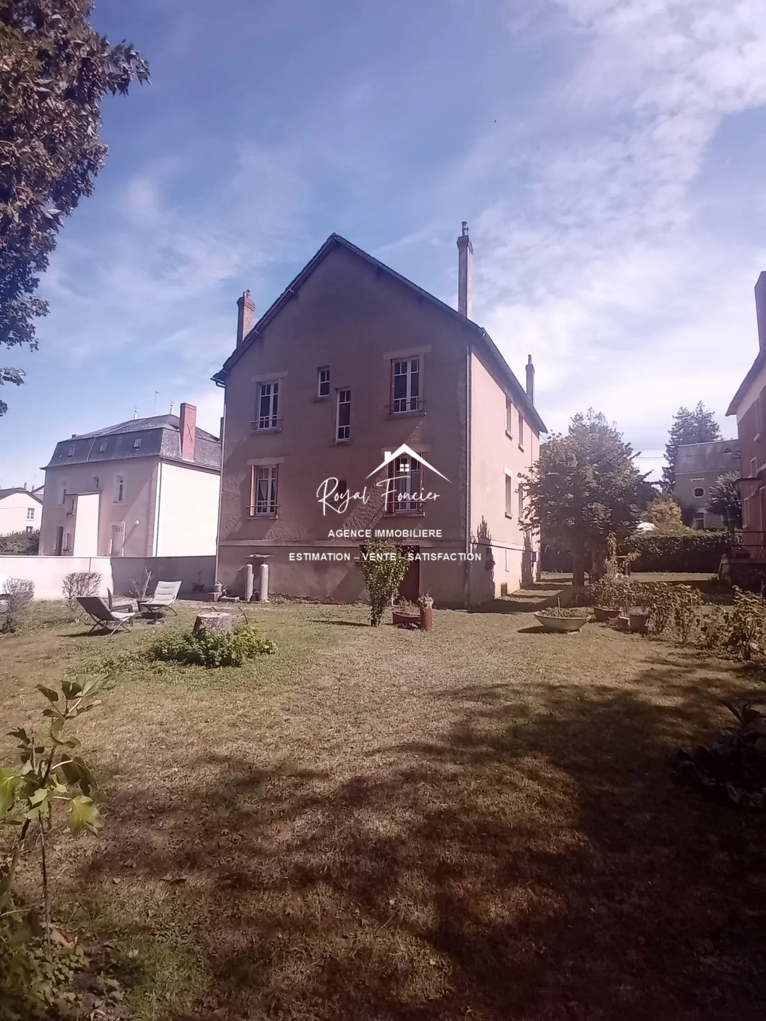 Magnifique maison ancienne de 210 m² avec 8 chambres à La Roche-Posay 