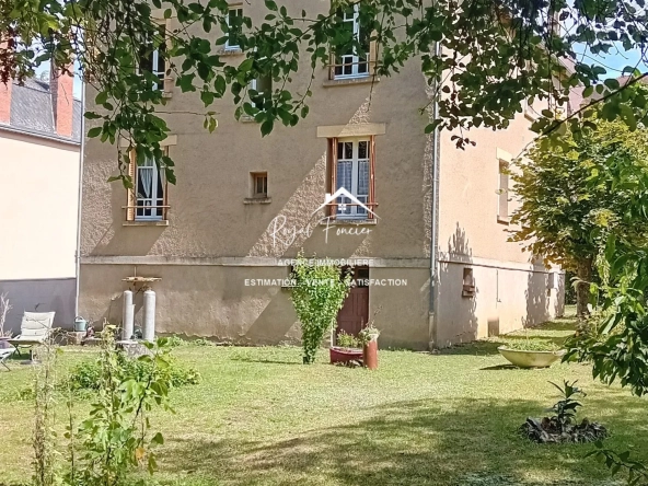 Belle maison familiale d'env 200 m2 au coeur de LA  ROCHE POSAY  Magnifique maison ancienne de 210 m² avec 8 chambres à La Roche-Posay