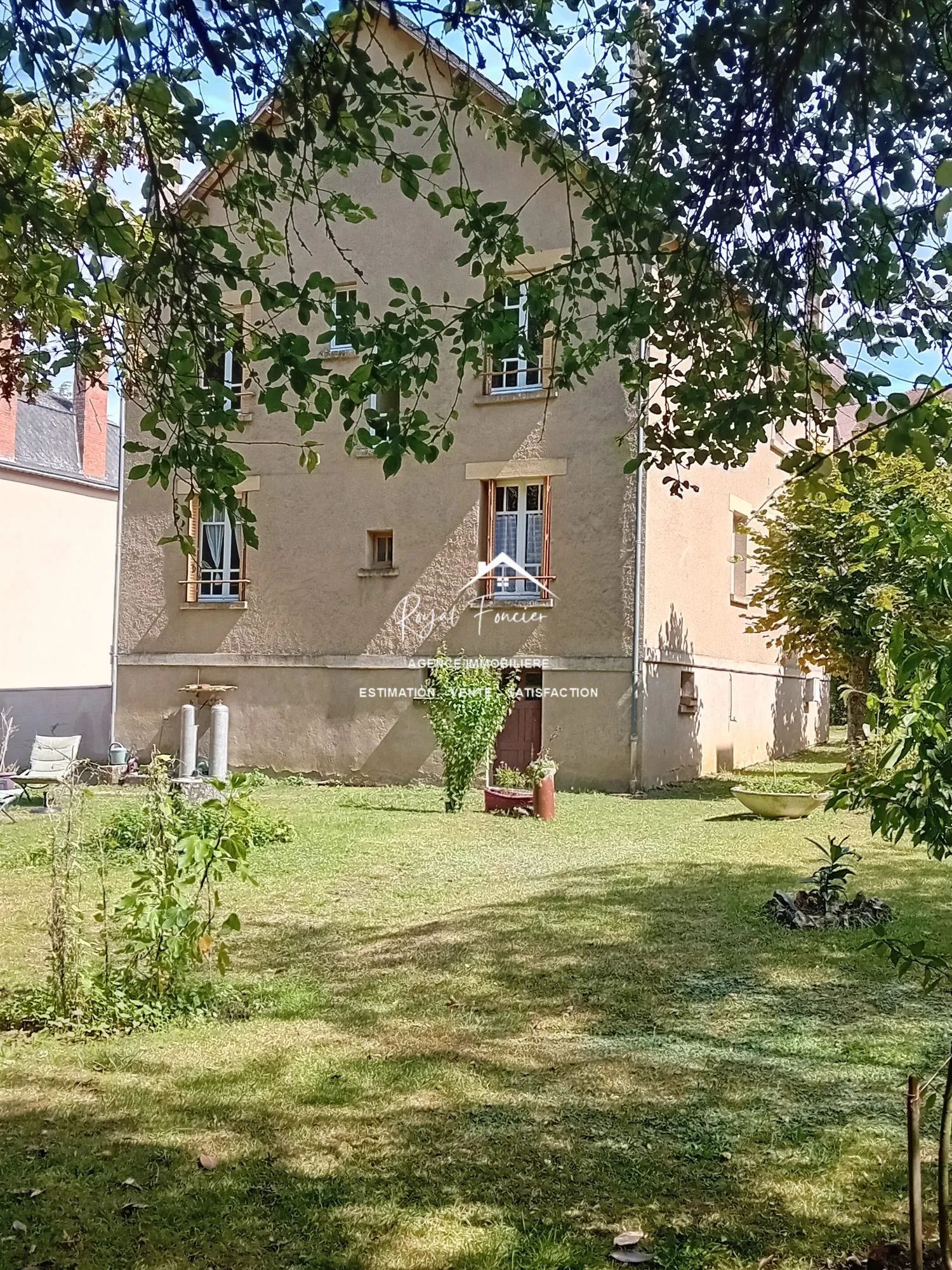 Belle maison familiale d'env 200 m2 au coeur de LA  ROCHE POSAY  Magnifique maison ancienne de 210 m² avec 8 chambres à La Roche-Posay 