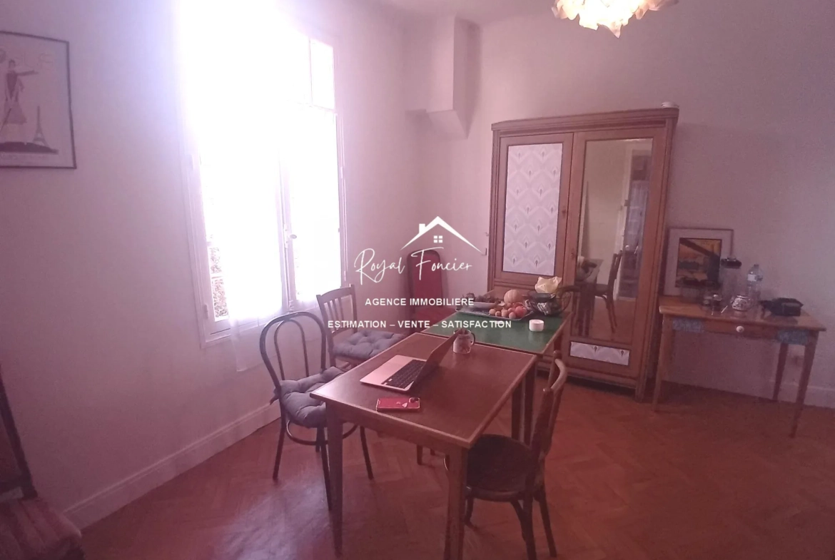 Au rez de chaussée : 4 appartements, Espace repas  Magnifique maison ancienne de 210 m² avec 8 chambres à La Roche-Posay 