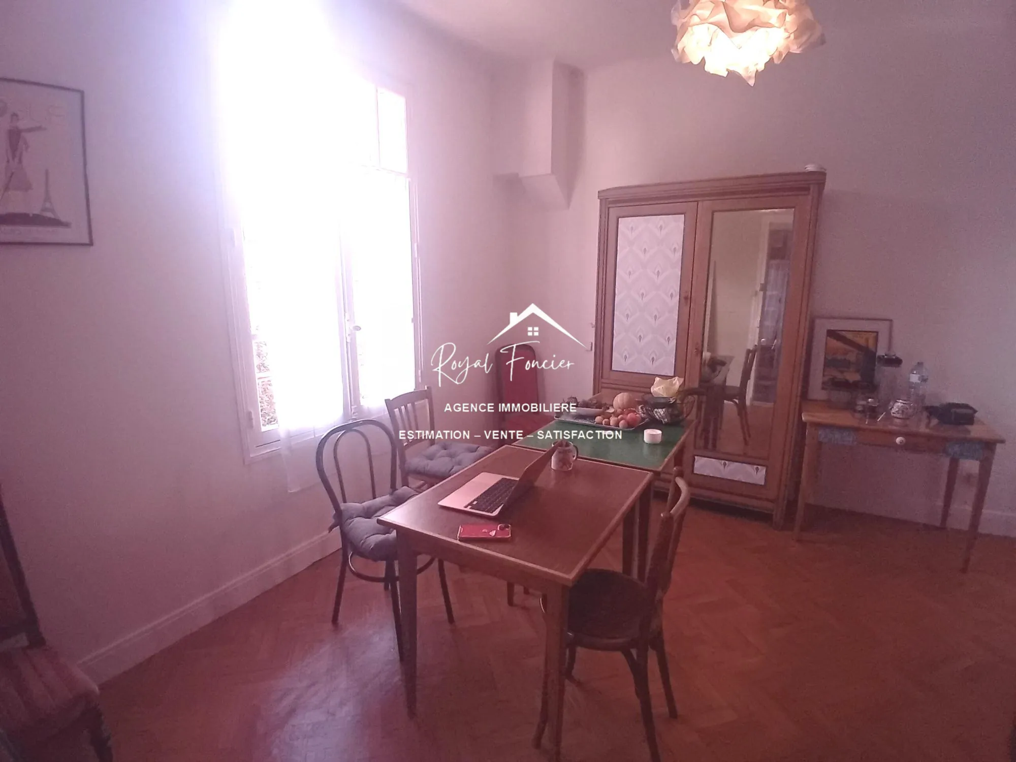 Au rez de chaussée : 4 appartements, Espace repas  Magnifique maison ancienne de 210 m² avec 8 chambres à La Roche-Posay 