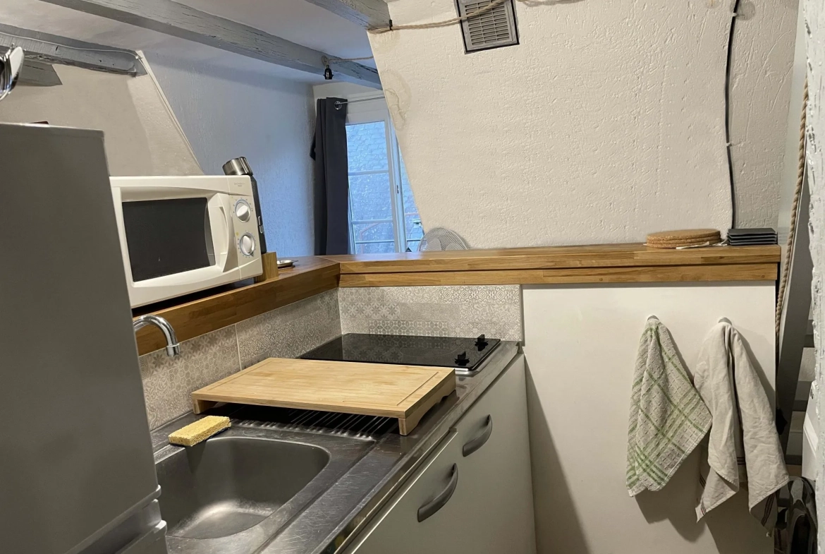coin cuisine Appartement T1 à vendre au centre de Tours avec cave et local à vélos 