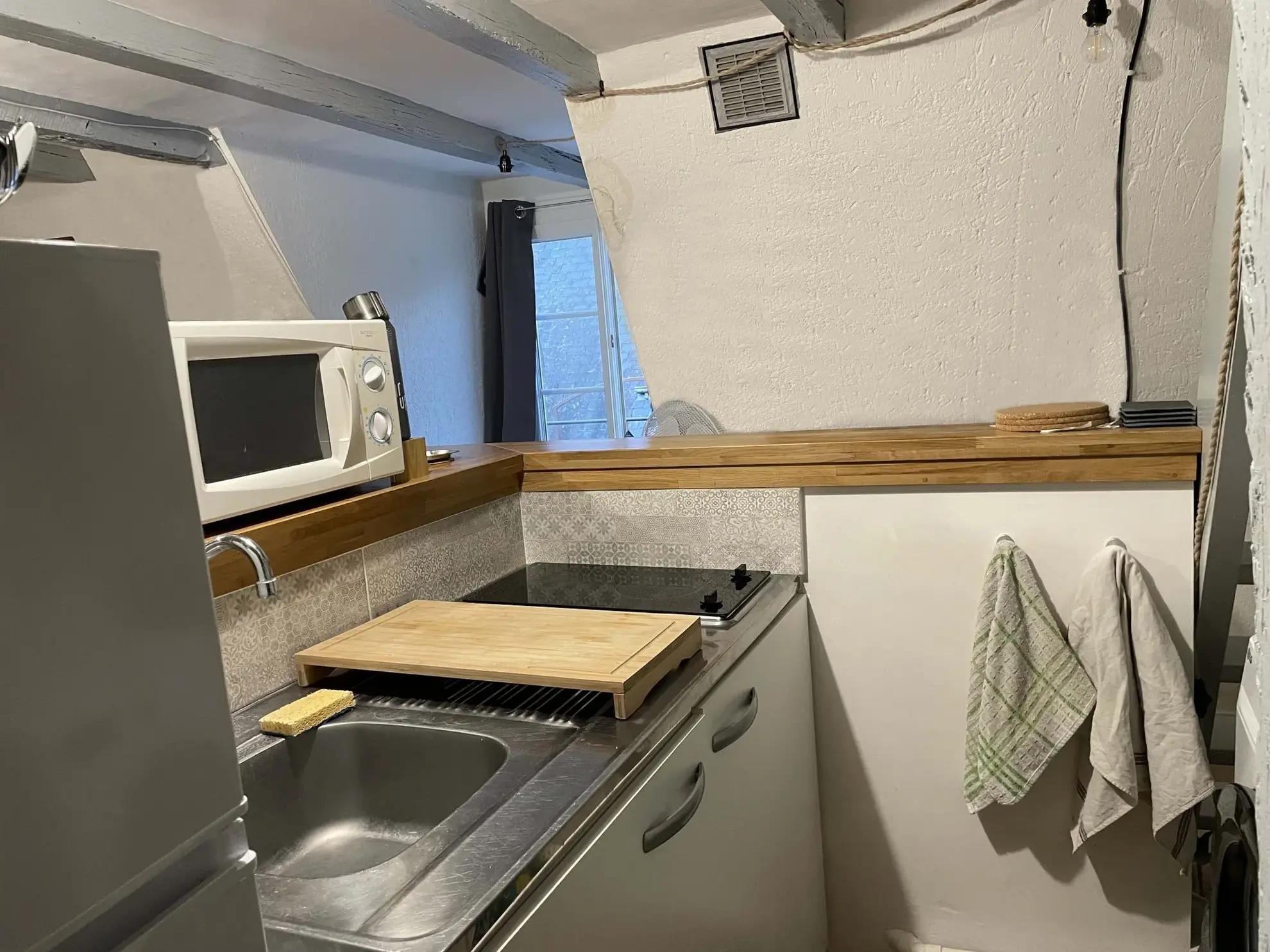 coin cuisine Appartement T1 à vendre au centre de Tours avec cave et local à vélos 