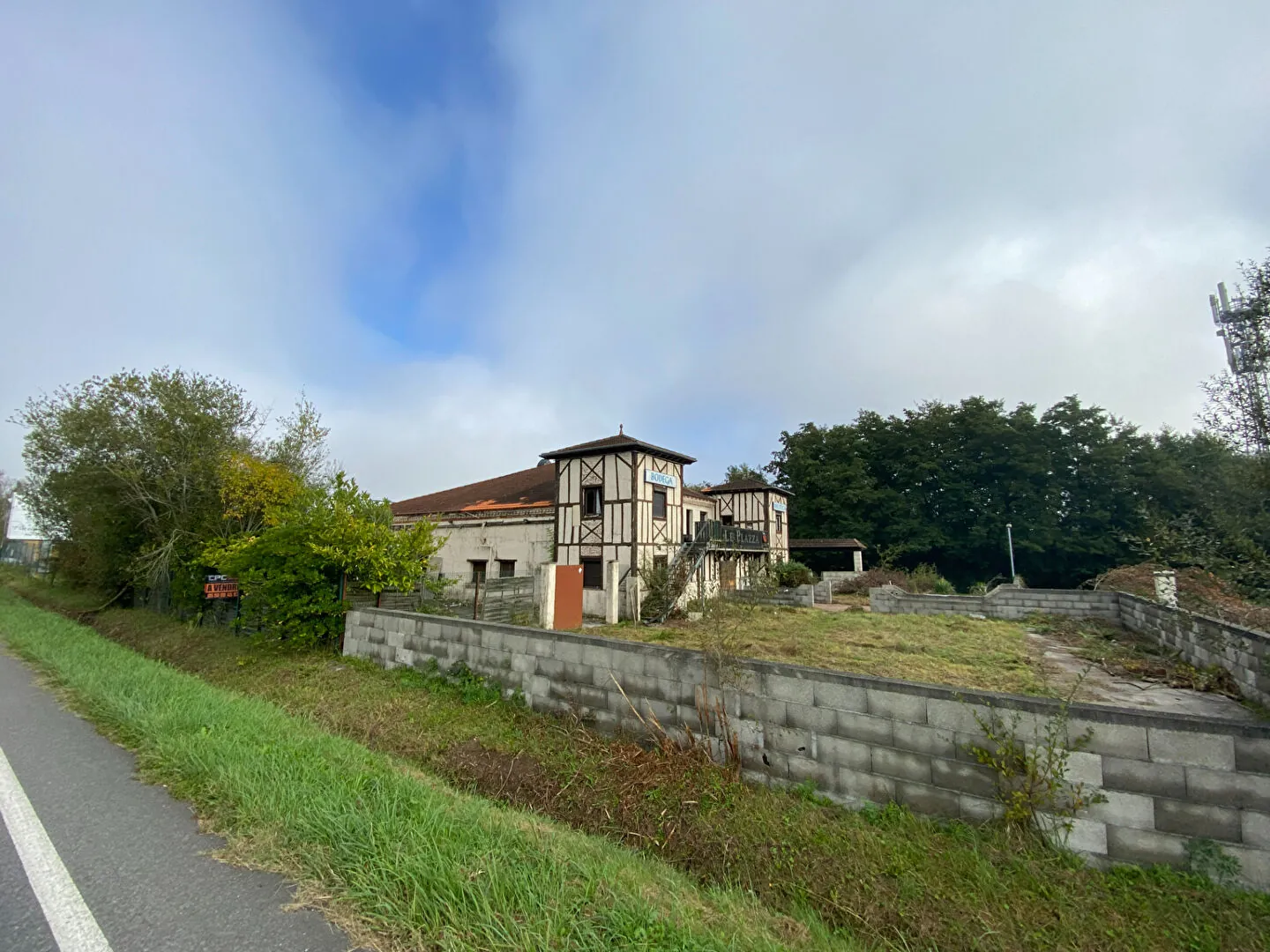 À vendre ancien complexe commercial de 550 m² à Saugnon, idéal pour activités nocturnes ou projets événementiels 