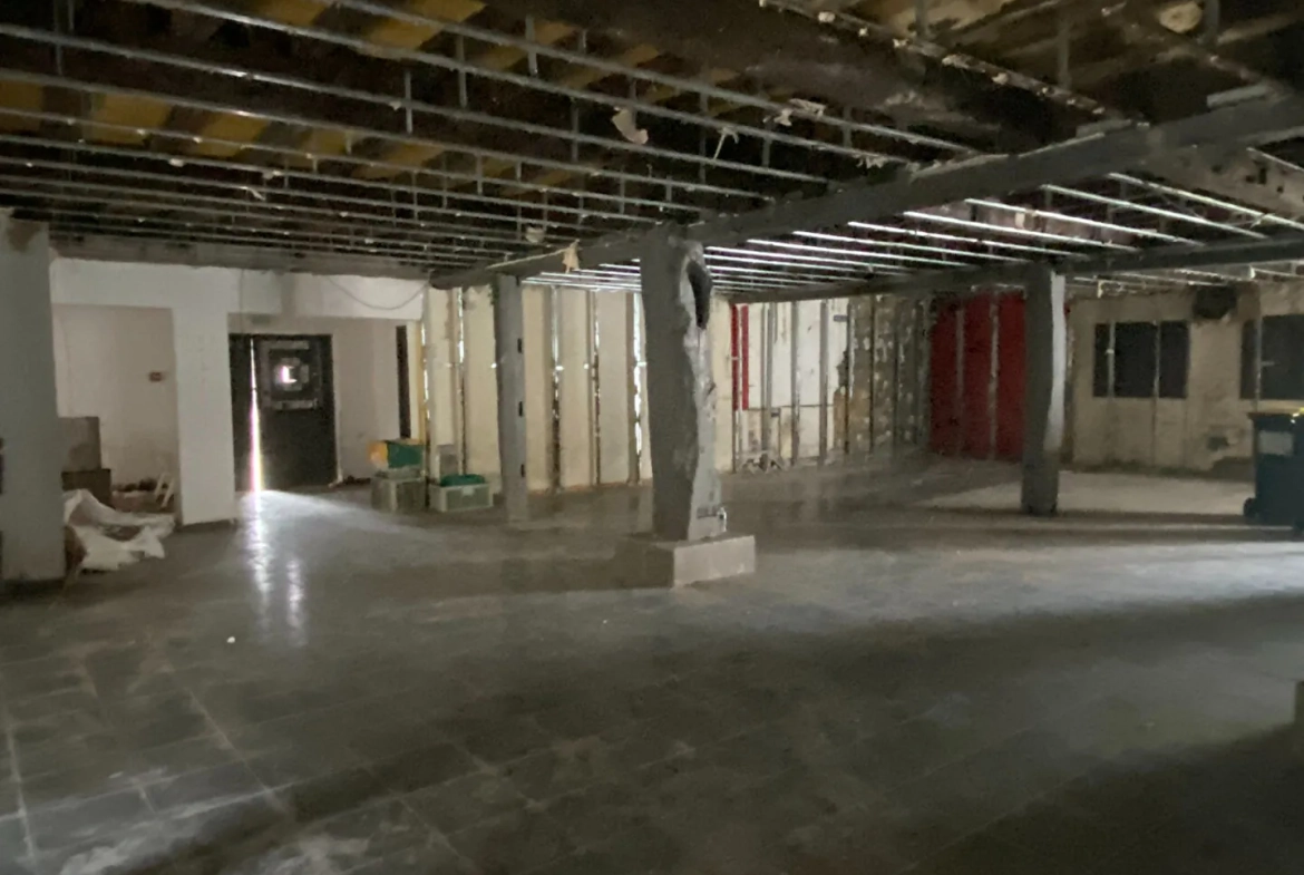 À vendre ancien complexe commercial de 550 m² à Saugnon, idéal pour activités nocturnes ou projets événementiels 