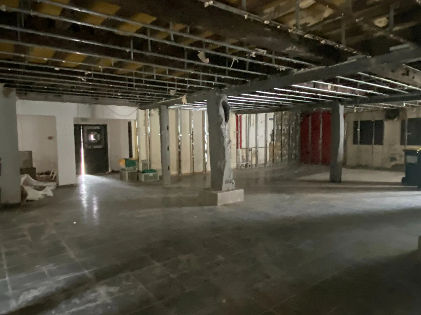 À vendre ancien complexe commercial de 550 m² à Saugnon, idéal pour activités nocturnes ou projets événementiels 