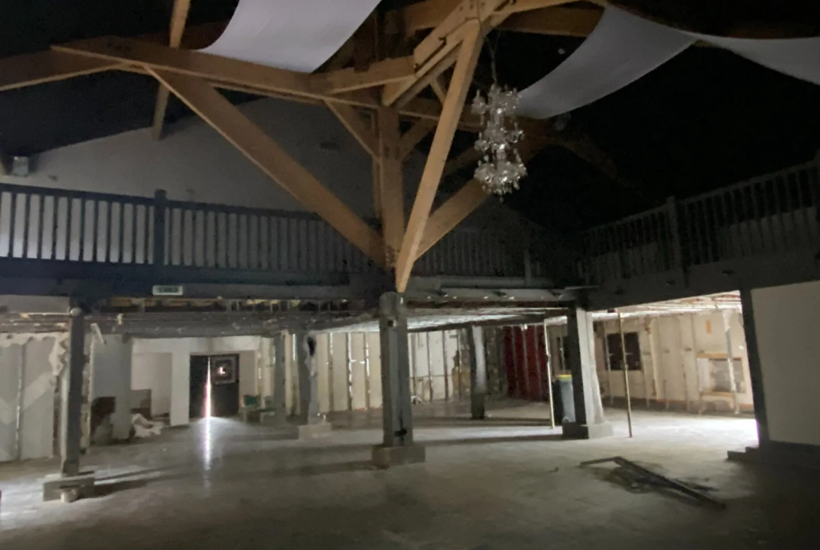 À vendre ancien complexe commercial de 550 m² à Saugnon, idéal pour activités nocturnes ou projets événementiels 