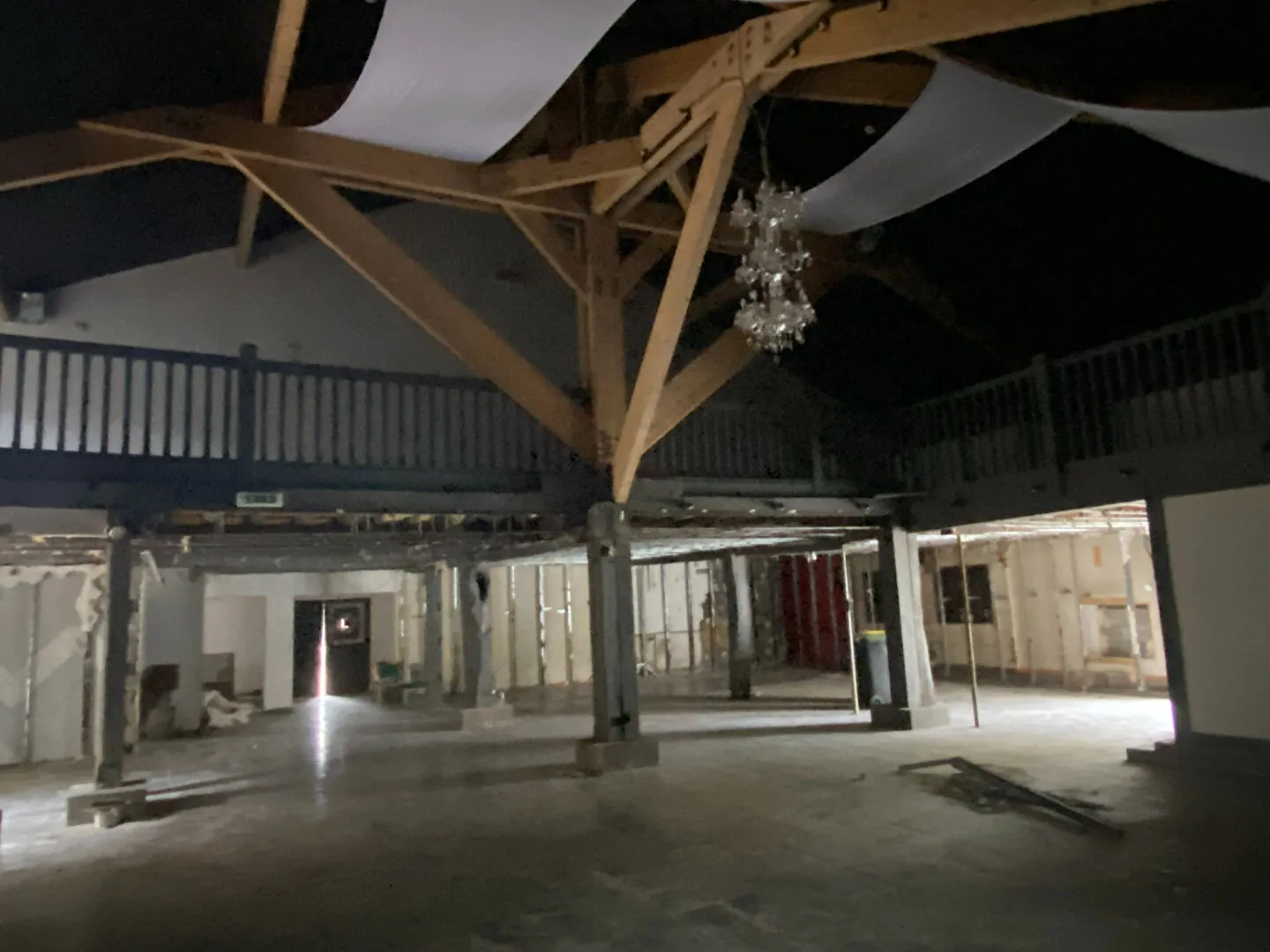 À vendre ancien complexe commercial de 550 m² à Saugnon, idéal pour activités nocturnes ou projets événementiels 