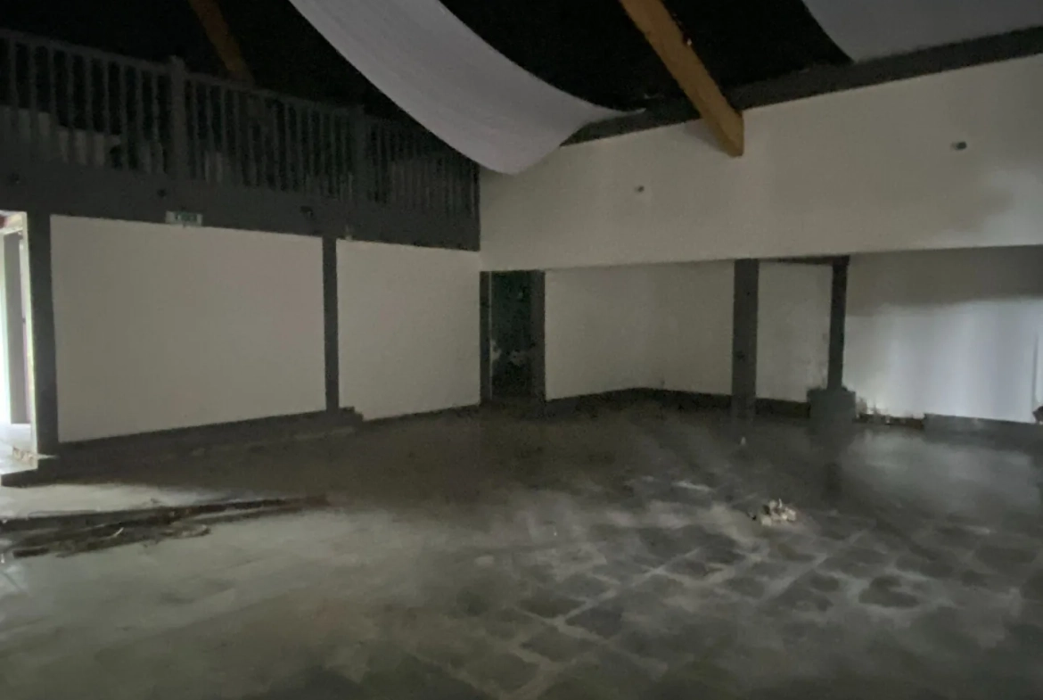 À vendre ancien complexe commercial de 550 m² à Saugnon, idéal pour activités nocturnes ou projets événementiels 