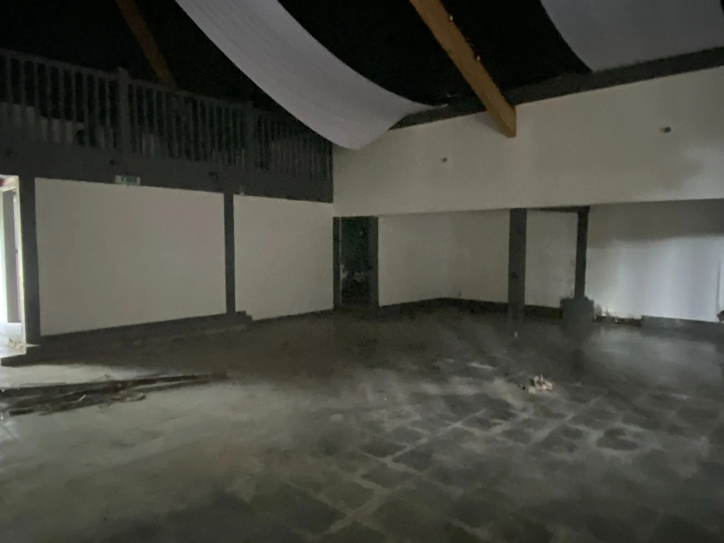 À vendre ancien complexe commercial de 550 m² à Saugnon, idéal pour activités nocturnes ou projets événementiels 