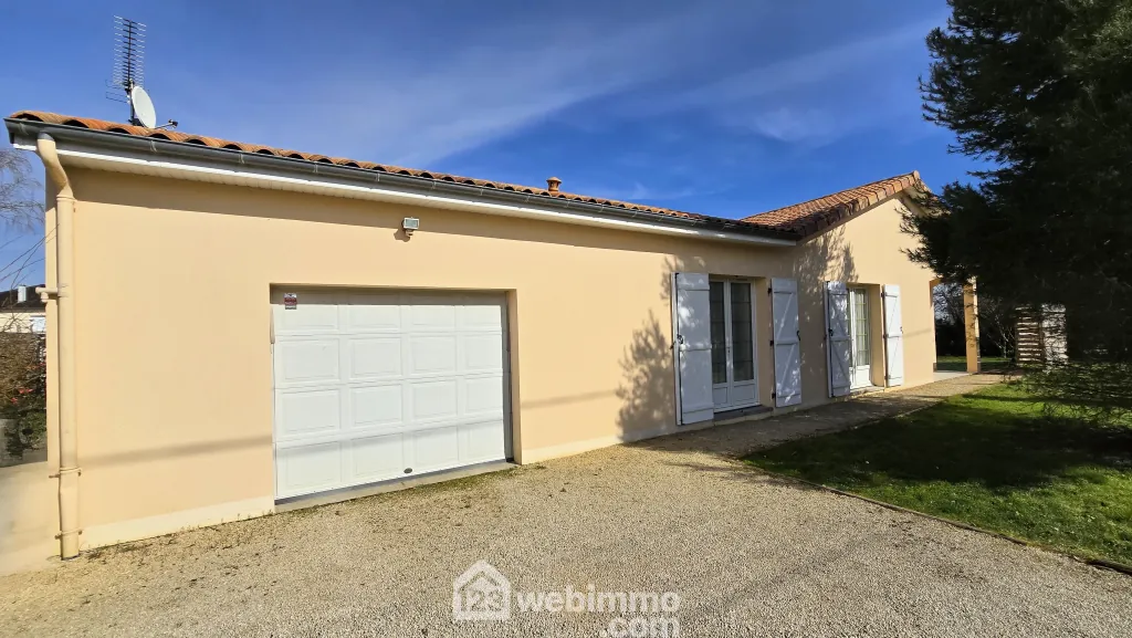 Maison de plain-pied à Fontaine-le-Comte de 103 m² avec 3 chambres 