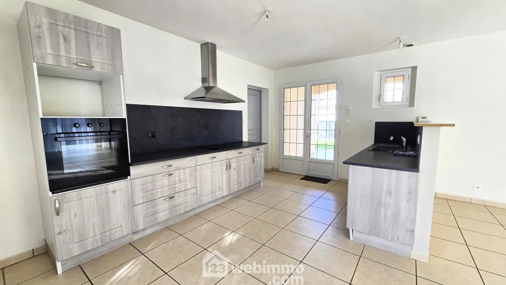 Maison de plain-pied à Fontaine-le-Comte de 103 m² avec 3 chambres 