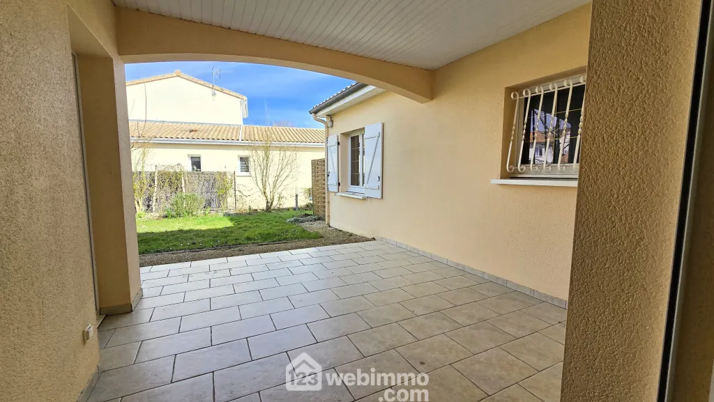 Maison de plain-pied à Fontaine-le-Comte de 103 m² avec 3 chambres 