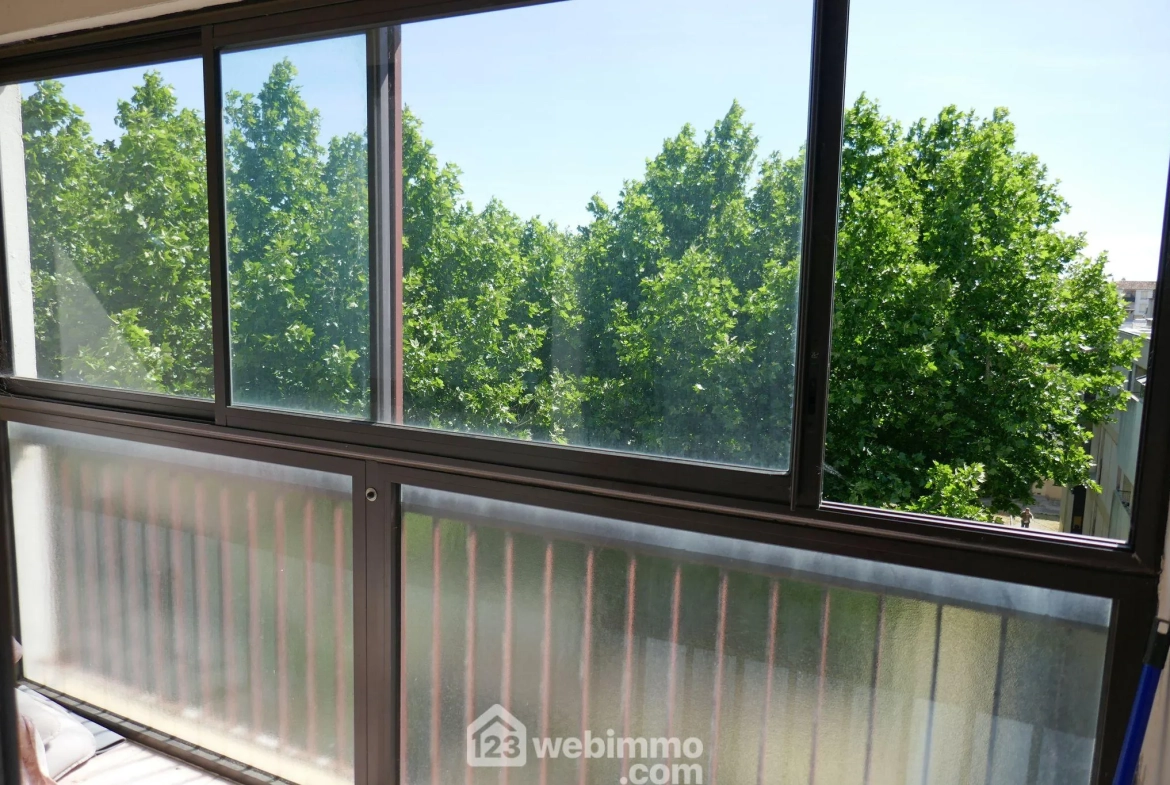 Appartement T4 de 73 m² avec terrasse à Arles - Secteur Trébon 
