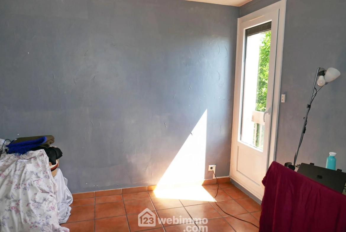 Appartement T4 de 73 m² avec terrasse à Arles - Secteur Trébon 