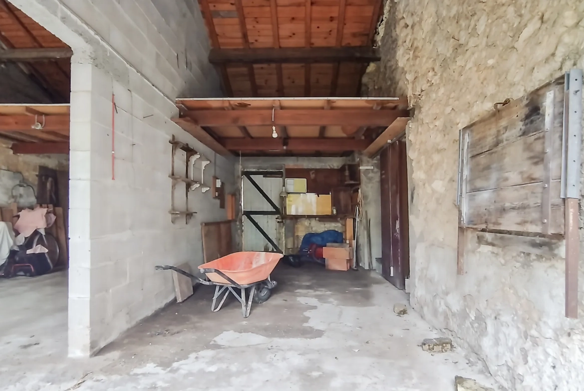 Ensemble immobilier à La Barde avec potentiel de rénovation et développement 