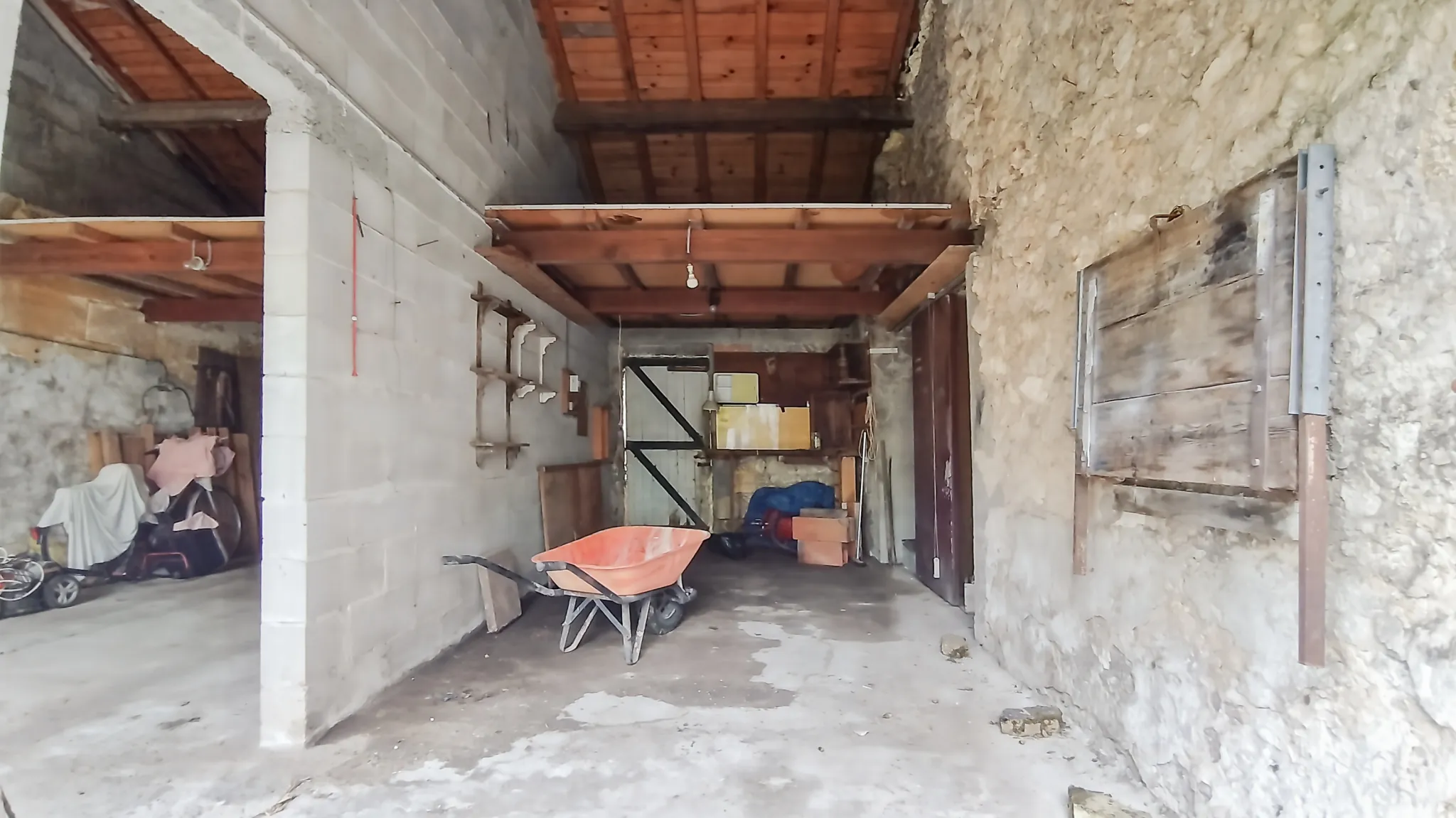 Ensemble immobilier à La Barde avec potentiel de rénovation et développement 