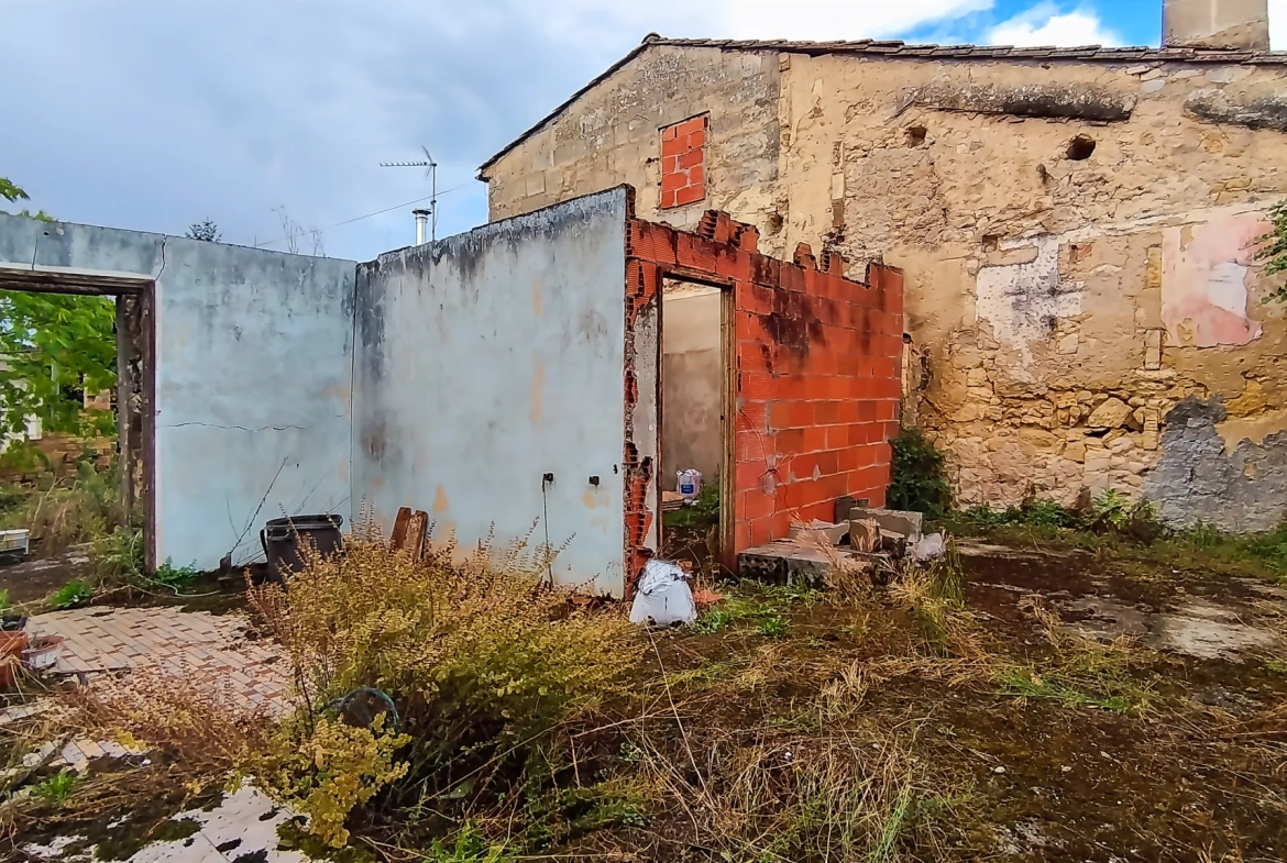 Ensemble immobilier à La Barde avec potentiel de rénovation et développement 