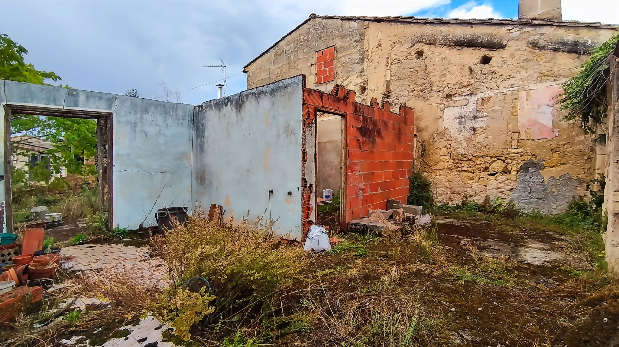 Ensemble immobilier à La Barde avec potentiel de rénovation et développement 