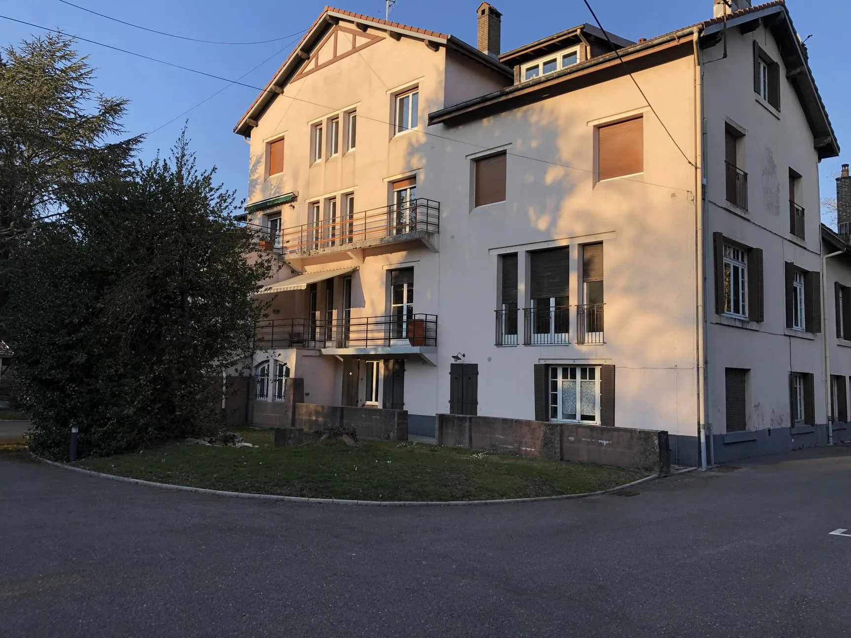 Appartement atypique avec duplex, terrasse et garage à Thaon-les-Vosges 
