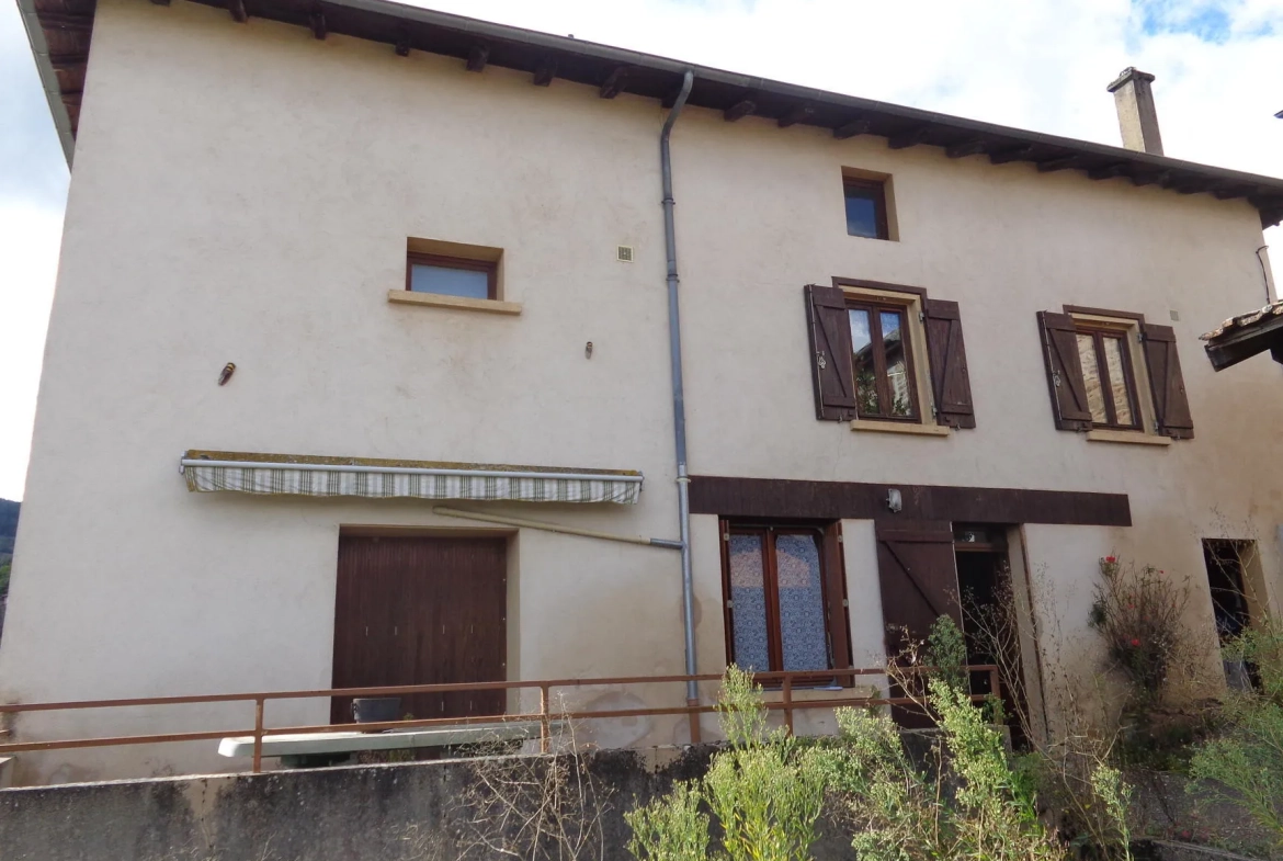 Maison à vendre avec jardin, garage et potentiel d'aménagement à Saint-Nizier-d'Azergues 