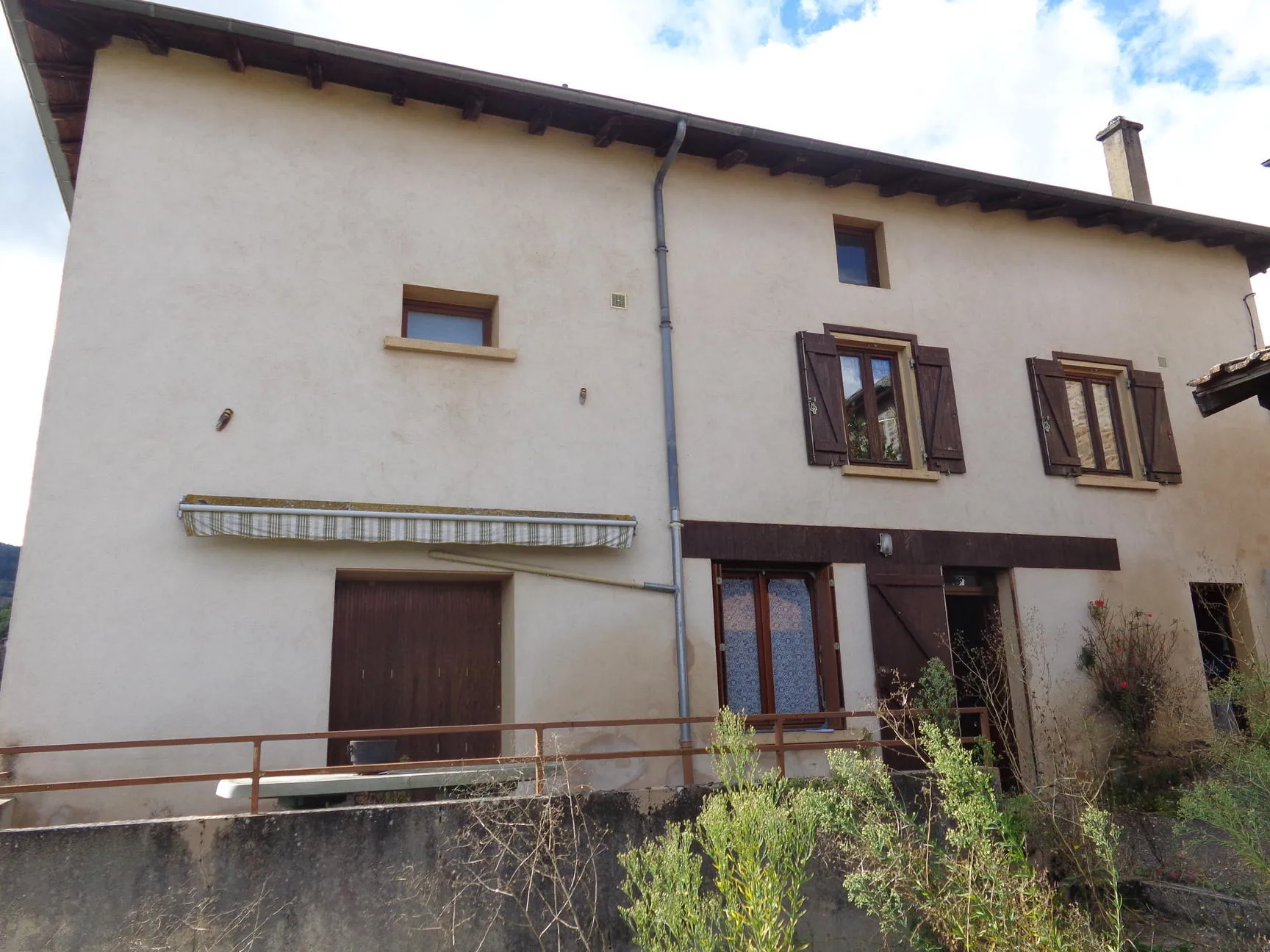 Maison à vendre avec jardin, garage et potentiel d'aménagement à Saint-Nizier-d'Azergues 