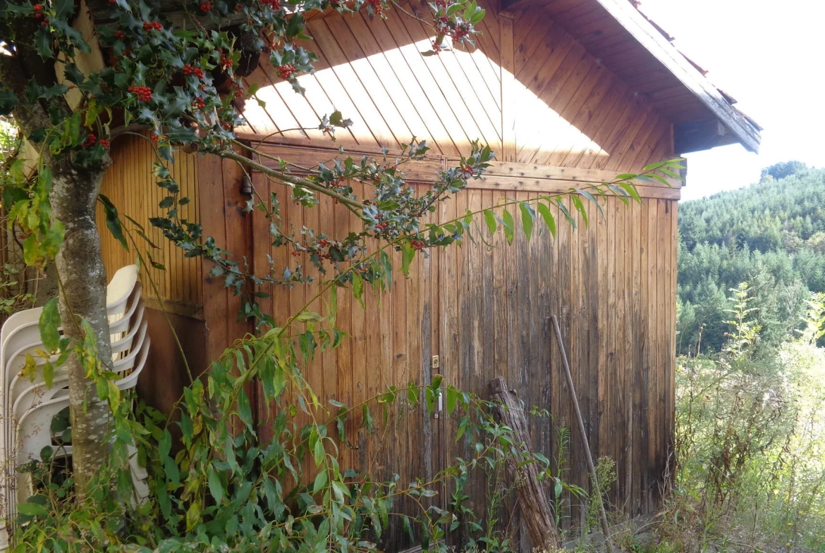 Maison à vendre avec jardin, garage et potentiel d'aménagement à Saint-Nizier-d'Azergues 