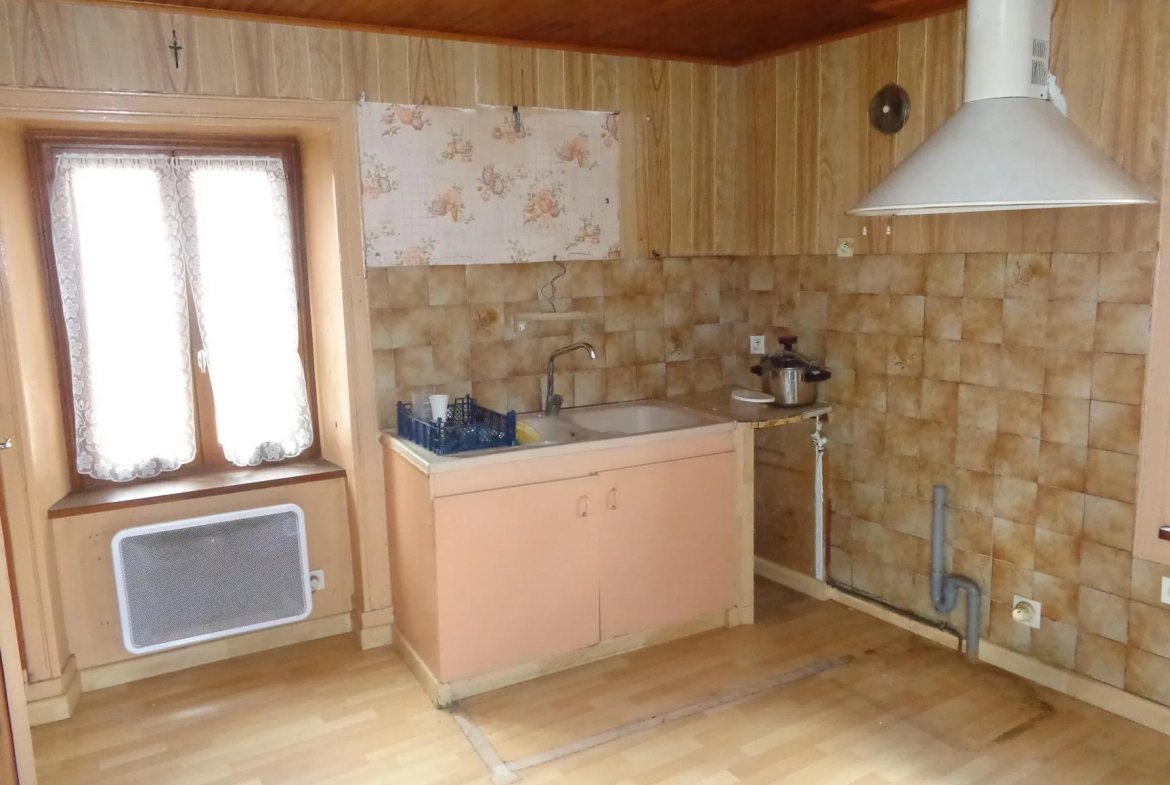 Maison à vendre avec jardin, garage et potentiel d'aménagement à Saint-Nizier-d'Azergues 