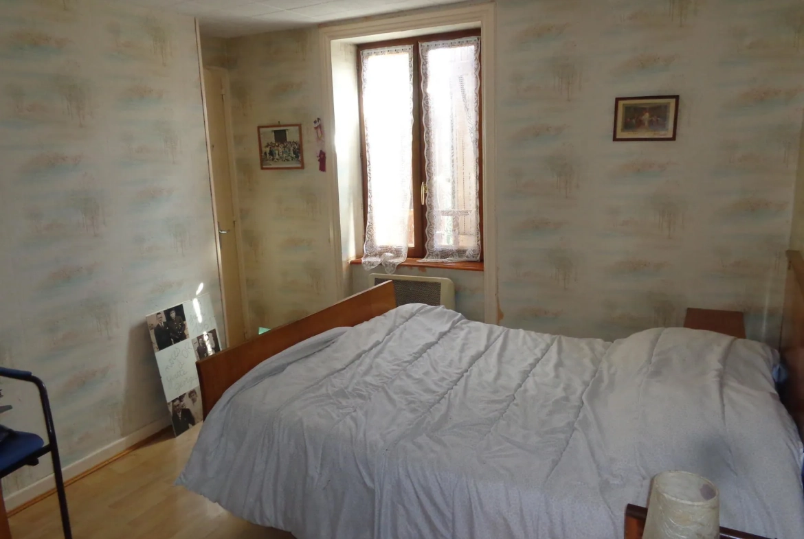 Maison à vendre avec jardin, garage et potentiel d'aménagement à Saint-Nizier-d'Azergues 