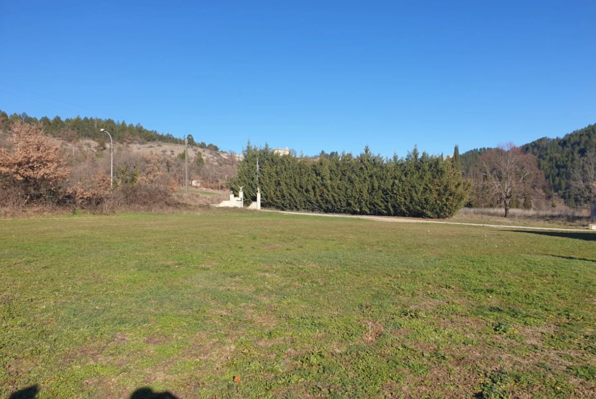 Terrain constructible de 693 m² proche Laragne dans un environnement campagne 