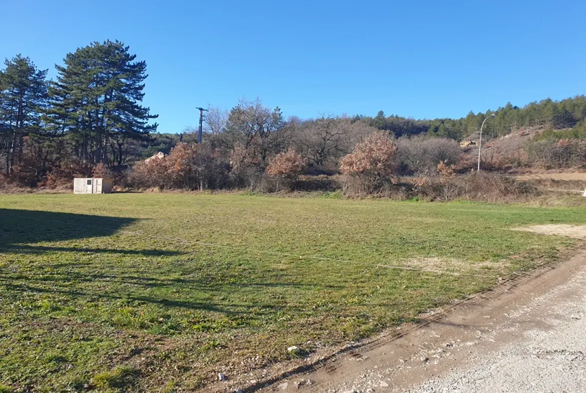 Terrain constructible de 693 m² proche Laragne dans un environnement campagne 