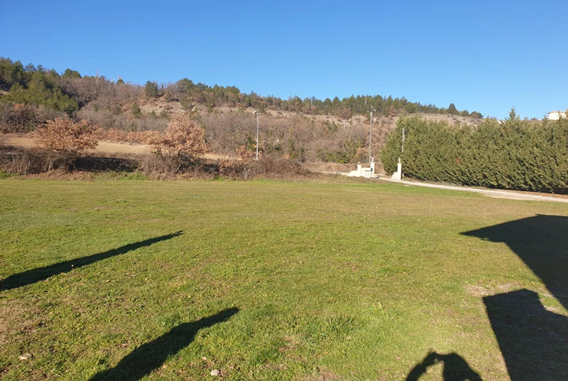 Terrain constructible de 693 m² proche Laragne dans un environnement campagne 