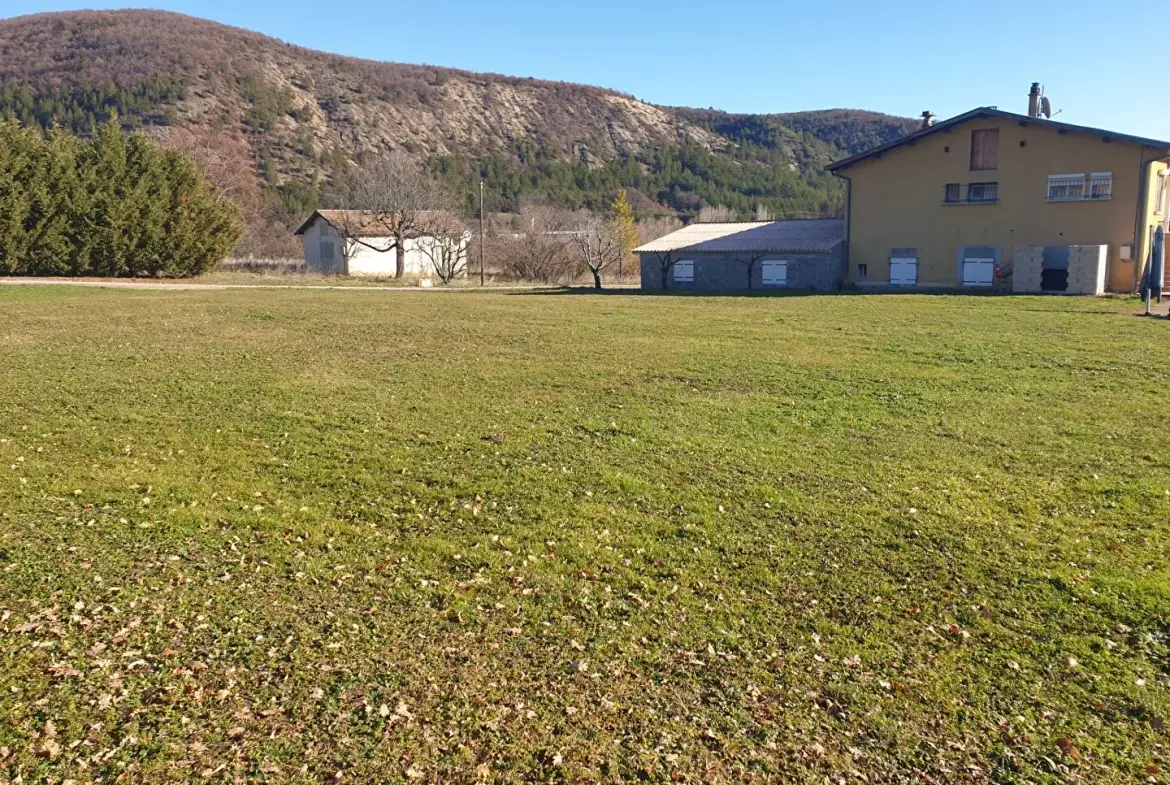 Terrain constructible de 693 m² proche Laragne dans un environnement campagne 
