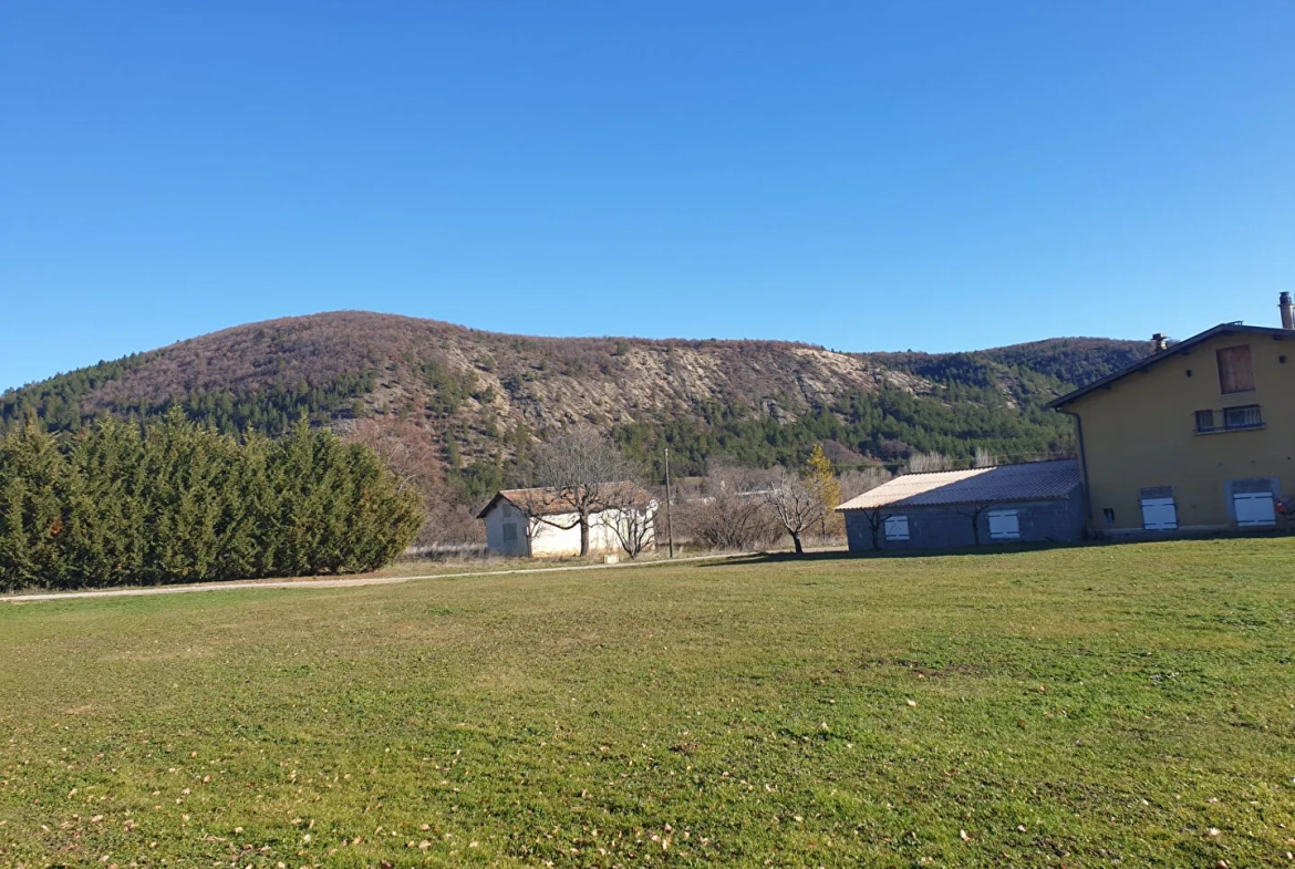 Terrain constructible de 693 m² proche Laragne dans un environnement campagne 
