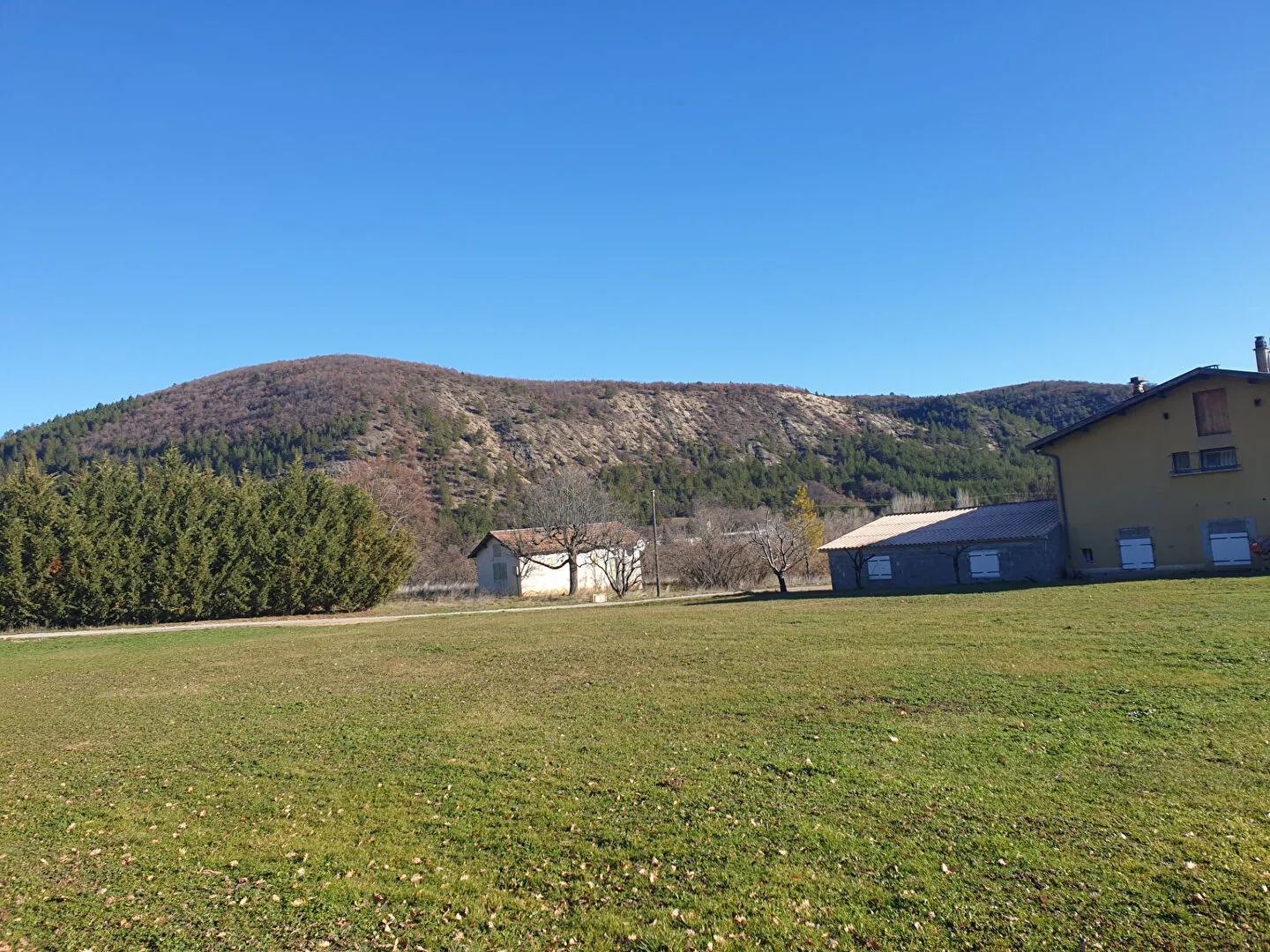 Terrain constructible de 693 m² proche Laragne dans un environnement campagne 